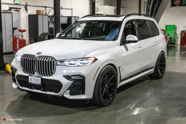 BMW X7 G07 стал еще эффектнее благодаря установке 22 дисков Savini