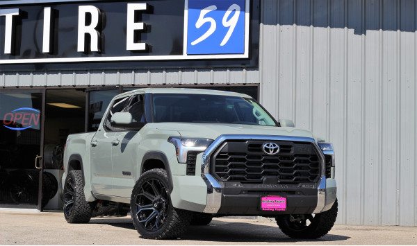 Встречайте новую Toyota Tundra 2022 и мощные 22" диски Fuel Siege