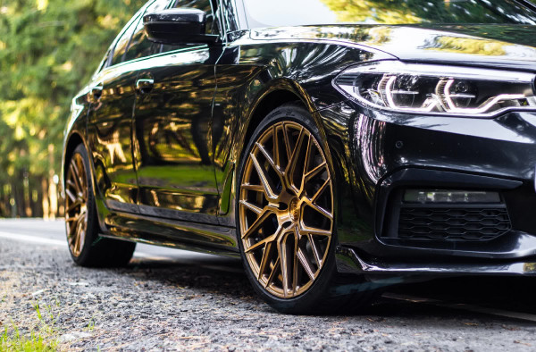 BMW 5 Series G30 на 20" дисках Rohana RFX10 Brushed Bronze