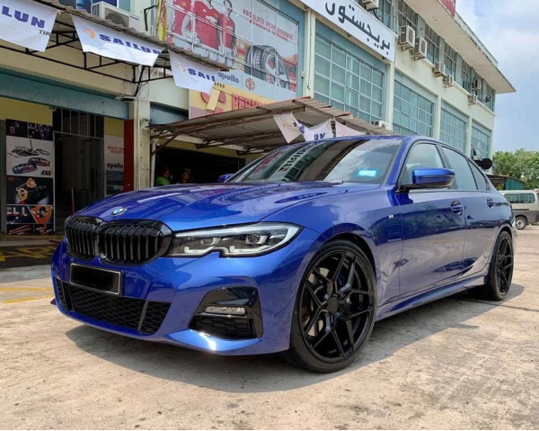 Нарядная BMW 3 G20 на 20" дисках Rohana RFX11