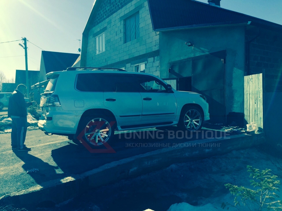 Lexus LX на 24" дисках Black Rhino Traverse Silver Polished фото 1