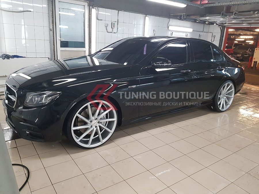 Mercedes E Class на 22" дисках Vossen CVT Metallic Silver фото 1