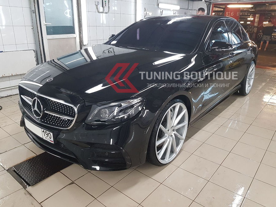 Mercedes E Class на 22" дисках Vossen CVT Metallic Silver фото 2