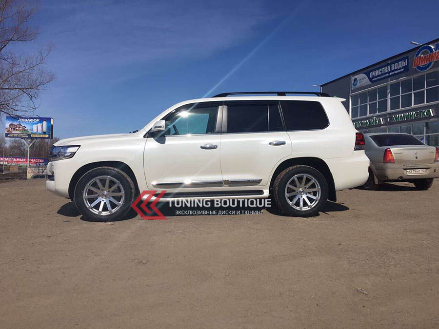 Toyota Land Cruiser 200 на 20" дисках Black Rhino Traverse  фото 1