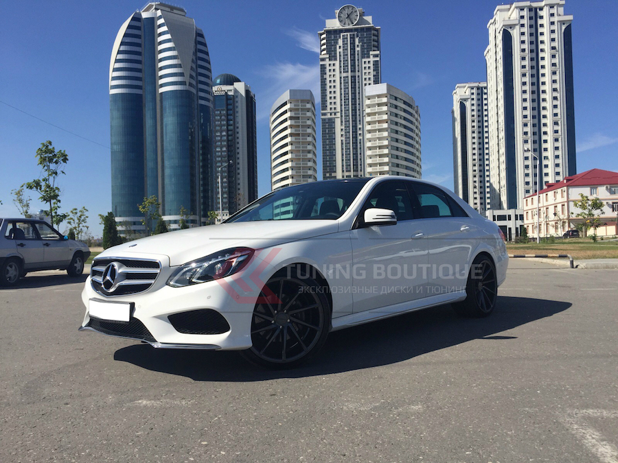 Mercedes E Class на 20" дисках Vossen CVT Gloss Graphite фото 2