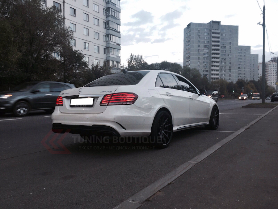 Mercedes E Class AMG на 20" дисках Rohana RC10 Matte Graphite фото 1