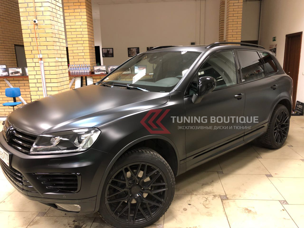 Volkswagen Touareg на 21" дисках Rohana RFX10 Gloss Black фото 2