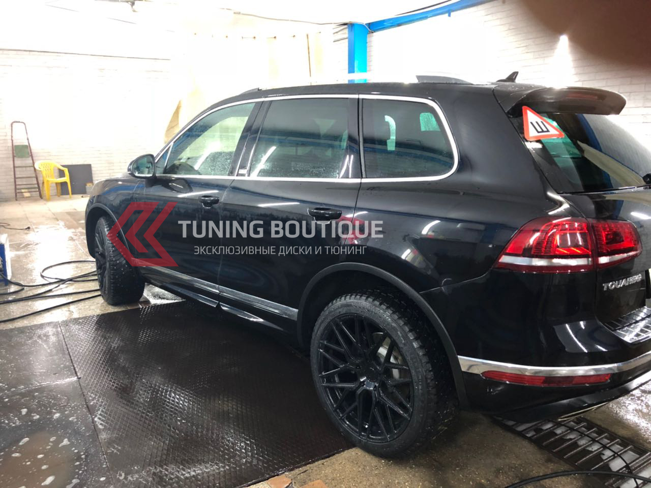 Volkswagen Touareg на 21" дисках Rohana RFX10 Gloss Black фото 1