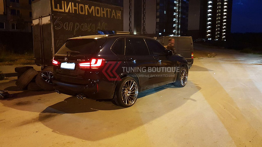 BMW X5M на 22" дисках Vossen VPS305-T Platinum  фото 1