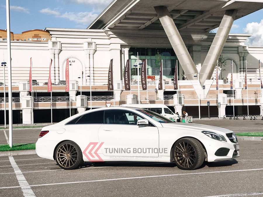 Mercedes E Class Coupe на 20" дисках Vossen VFS2 Satin Bronze фото 2