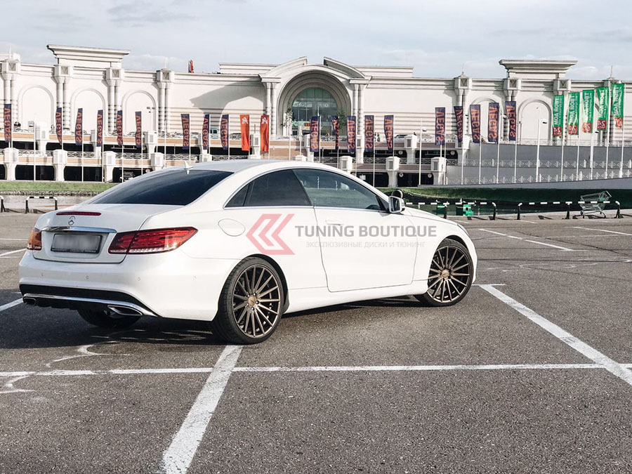 Mercedes E Class Coupe на 20" дисках Vossen VFS2 Satin Bronze фото 1