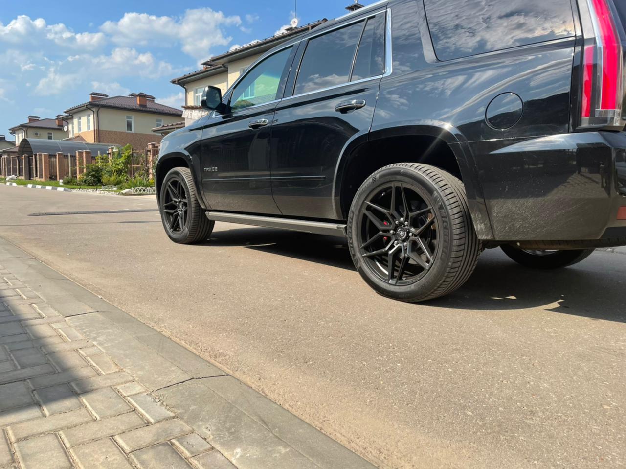 Chevrolet Tahoe на 22" дисках Rohana RFV2 фото 2