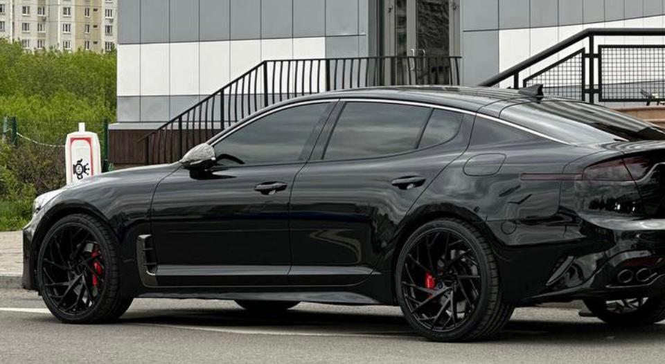 Kia Stinger на 20" кованых дисках нашего производства фото 1