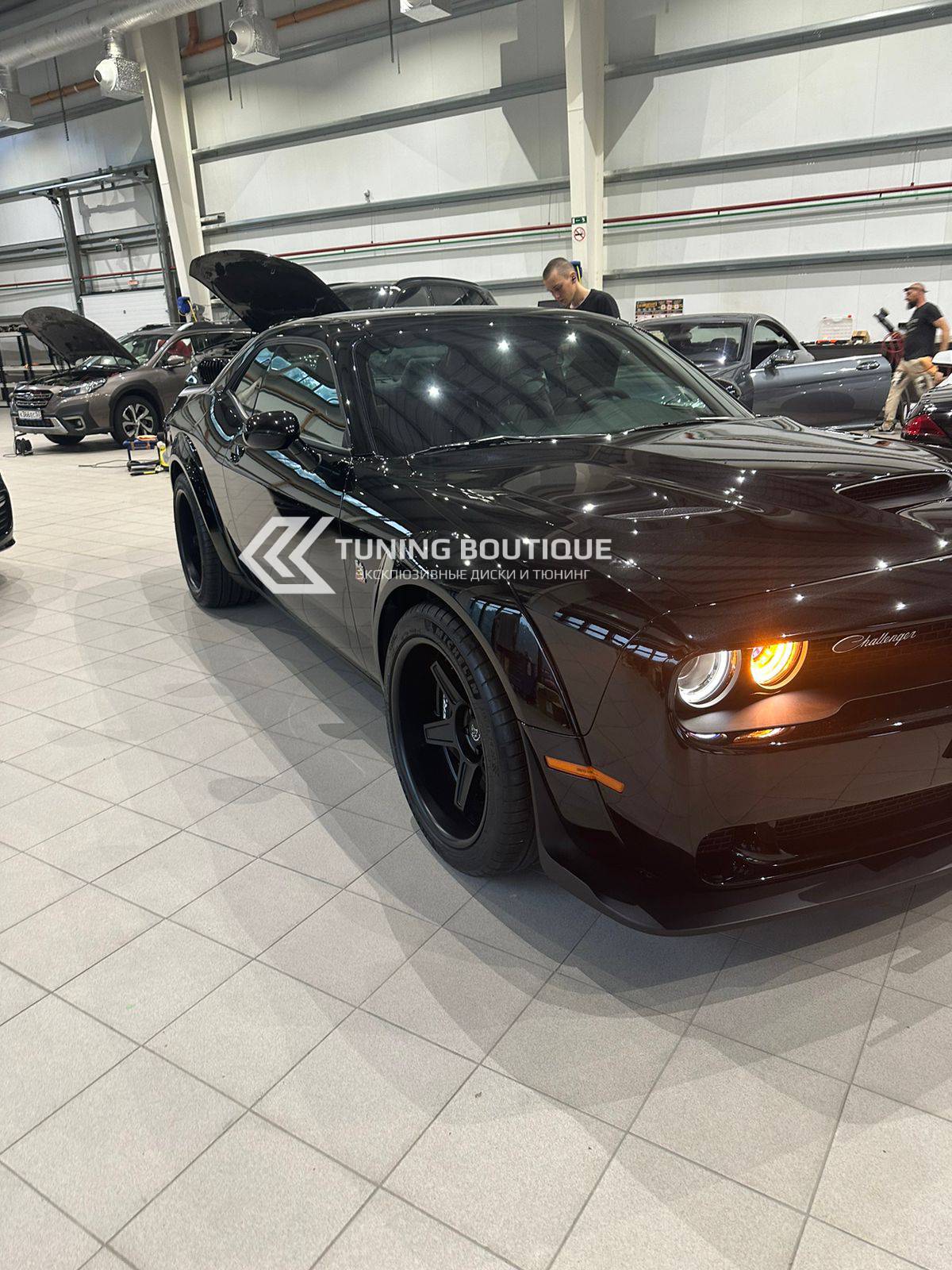 Dodge Challenger R/T Scat Pack V8 на 20" кованых дисках нашего производства фото 1