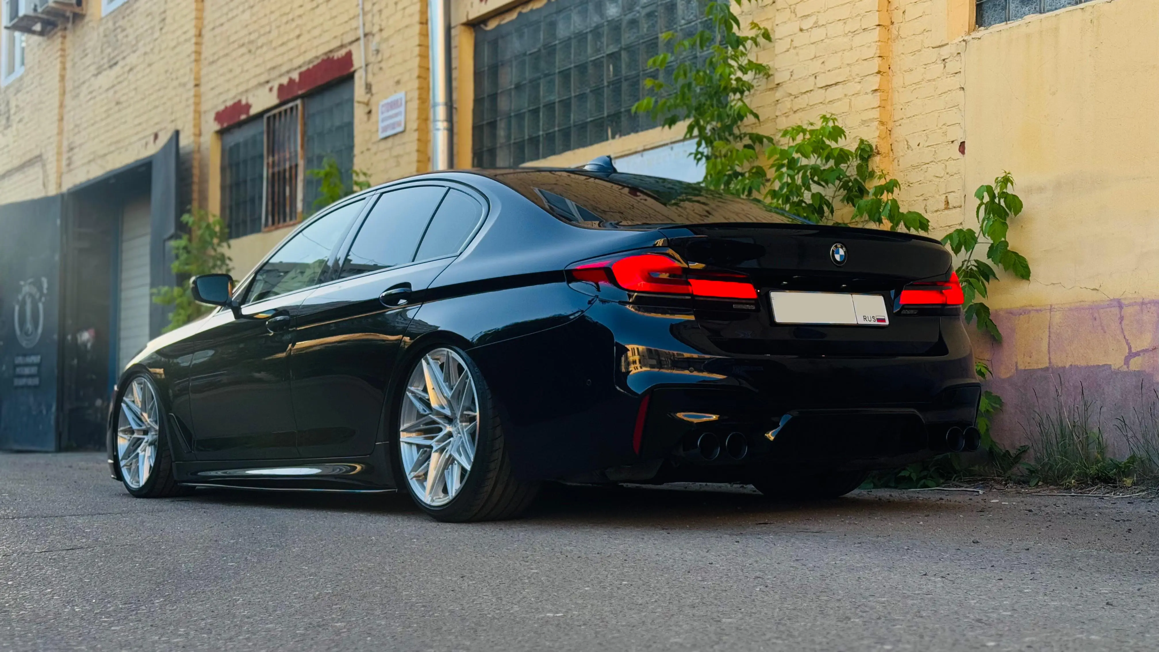 BMW 5 Series G30 на 20" кованых дисках нашего производства фото 4