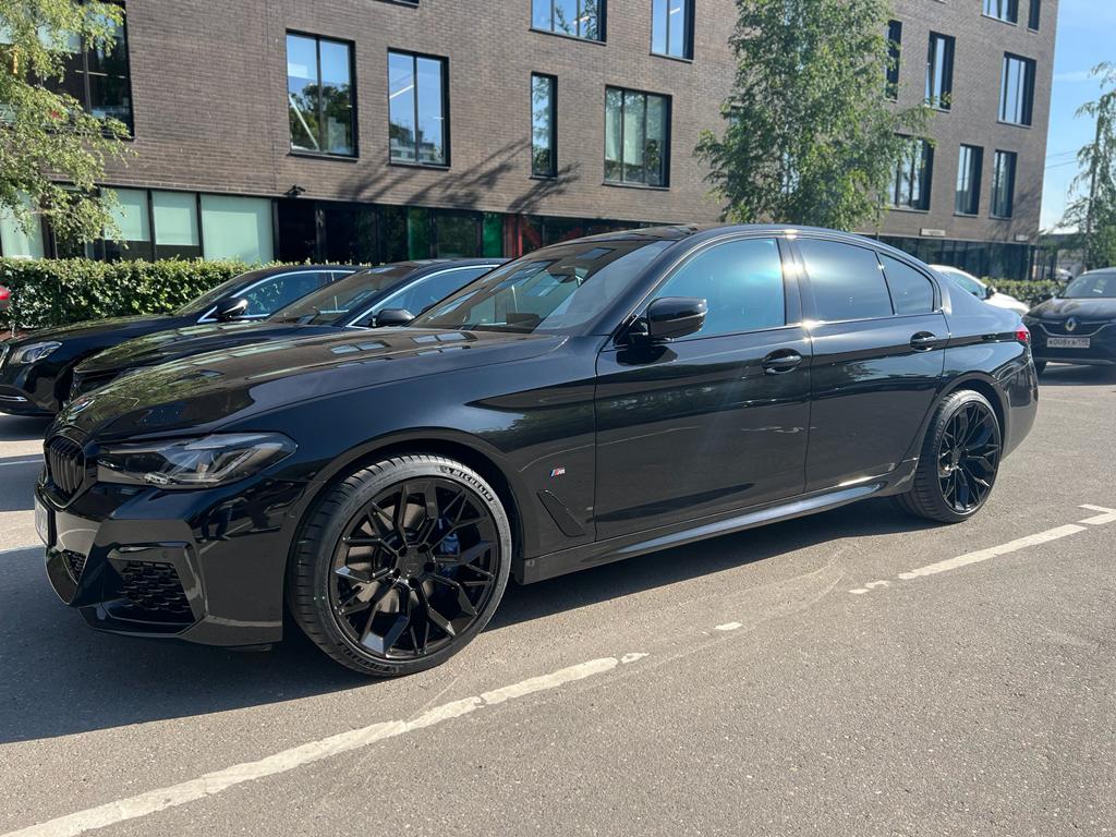 BMW 5 Series G30 на 20" разношироких кованых дисках нашего производства фото 1