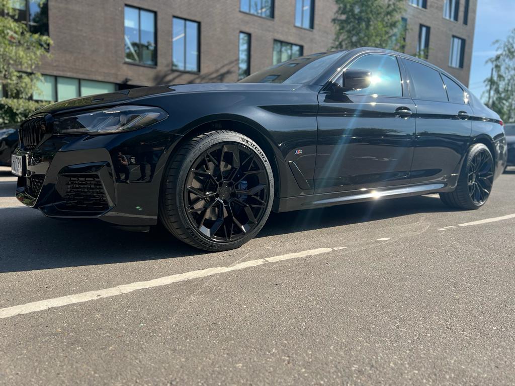 BMW 5 Series G30 на 20" разношироких кованых дисках нашего производства фото 3