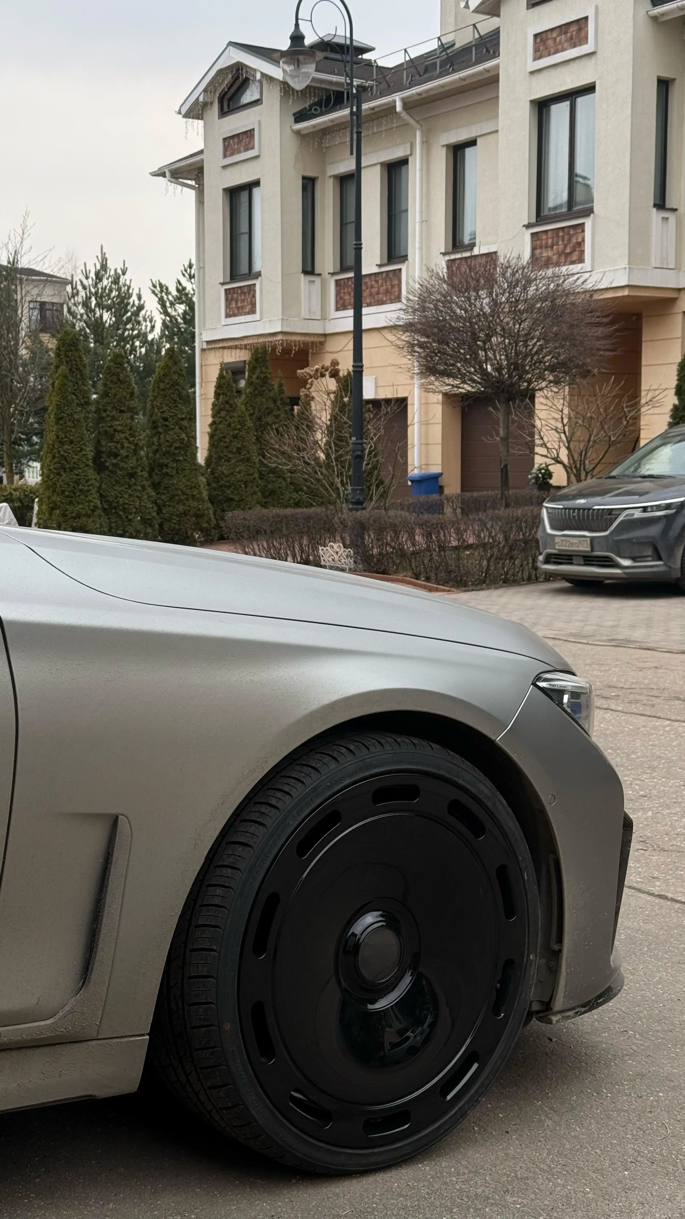 BMW 7 Series G12 на 22" кованых дисках нашего производства.  фото 1