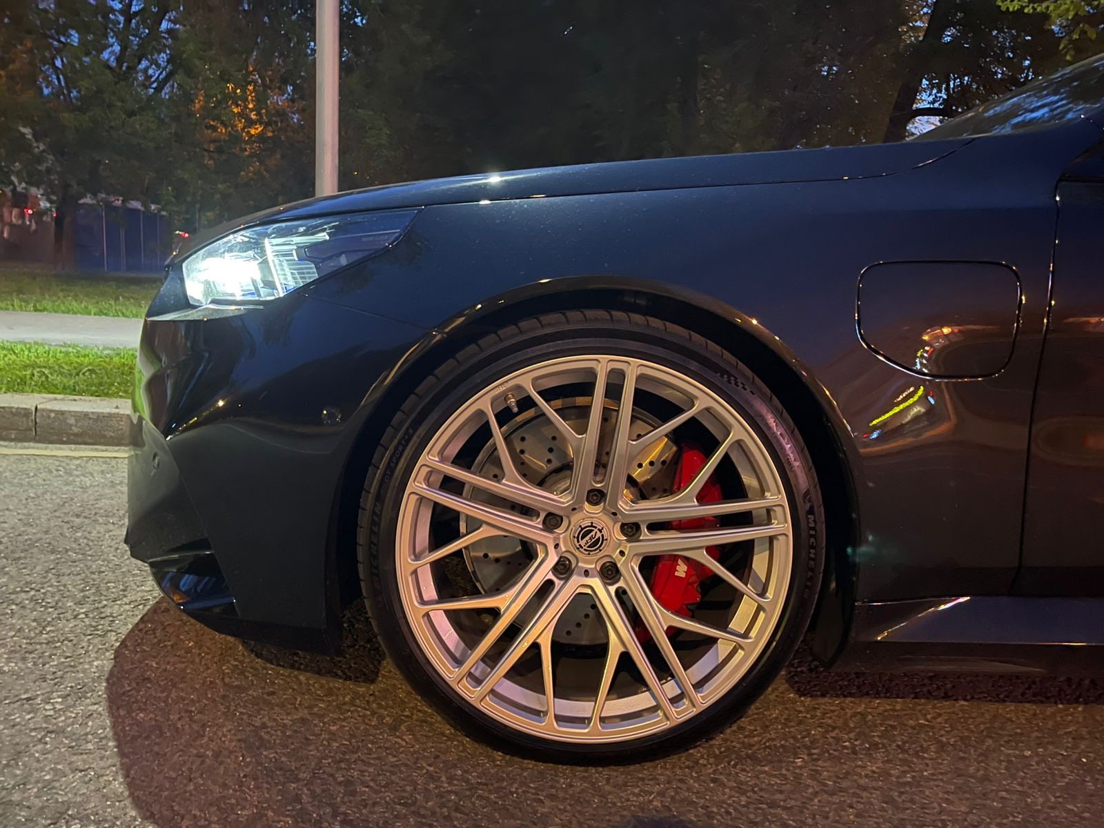 BMW M5 G90 на 22" кованых дисках Advanced Forged MS050 фото 4