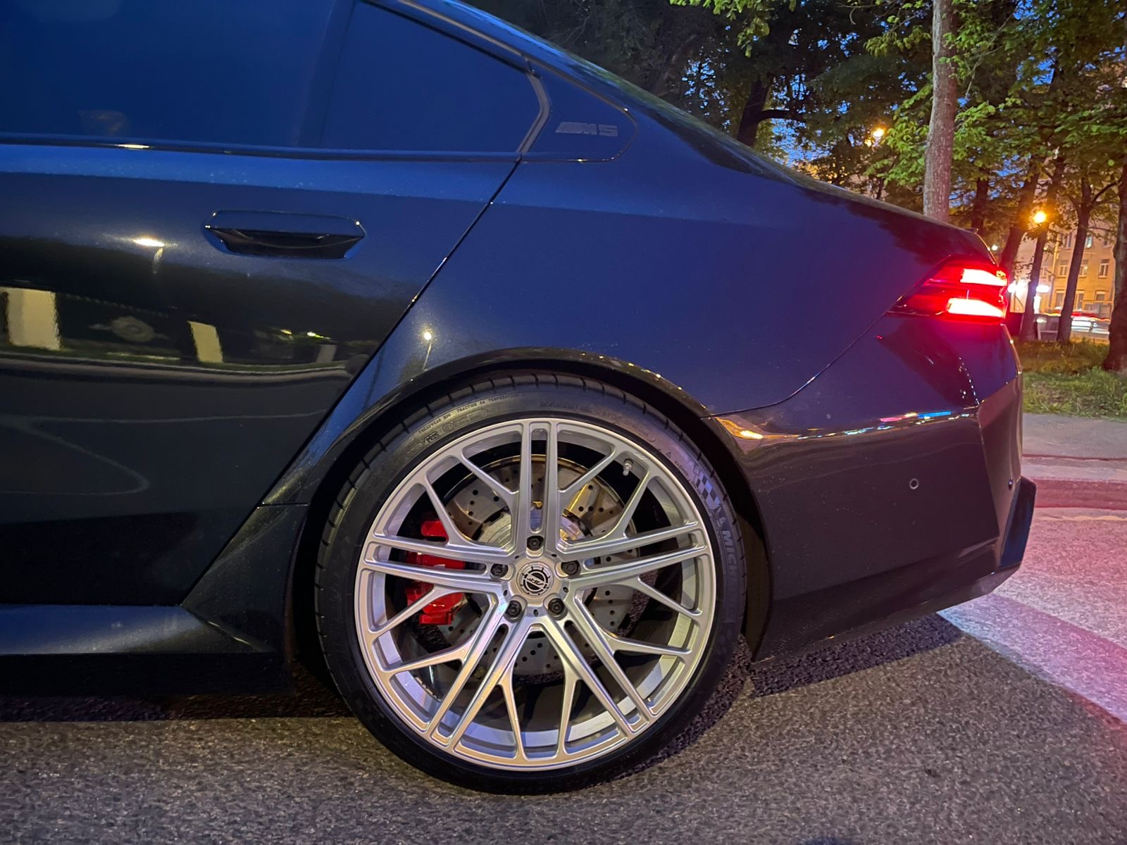 BMW M5 G90 на 22" кованых дисках Advanced Forged MS050 фото 6