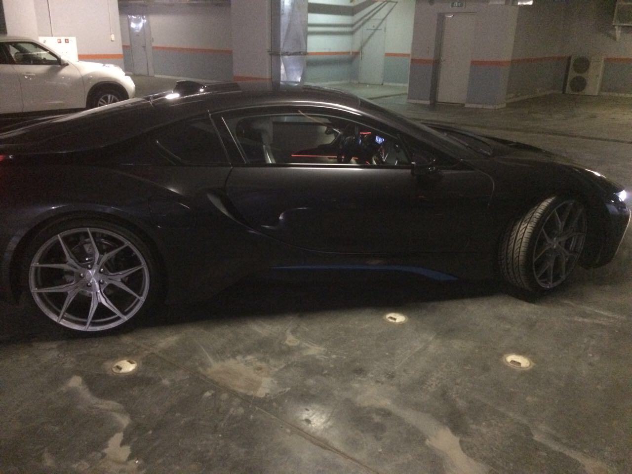 BMW i8 на 22" дисках Rohana RFX5 фото 3