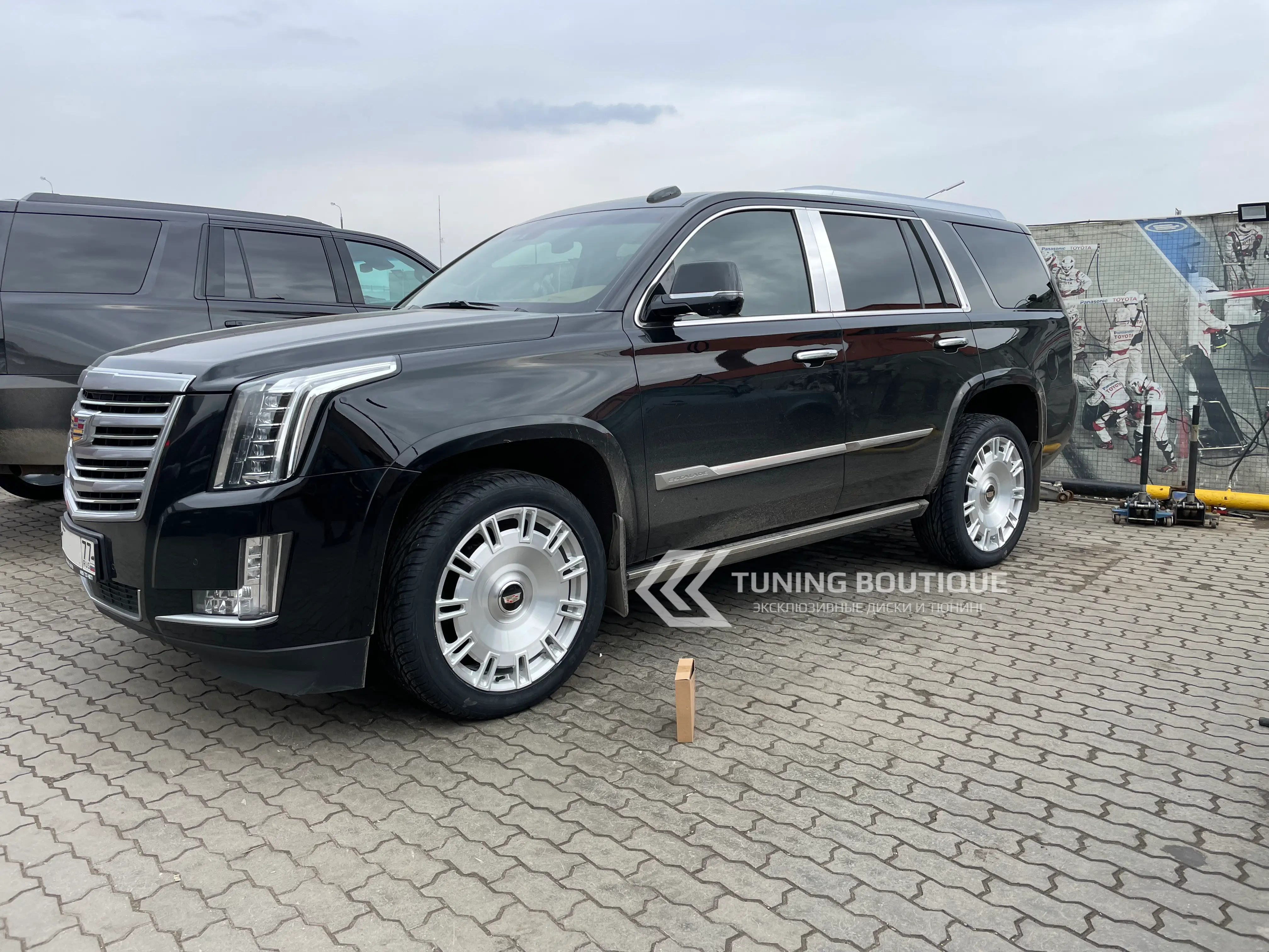 Cadillac Escalade на 22" кованых дисках в отделке Brushed нашего производства фото 1