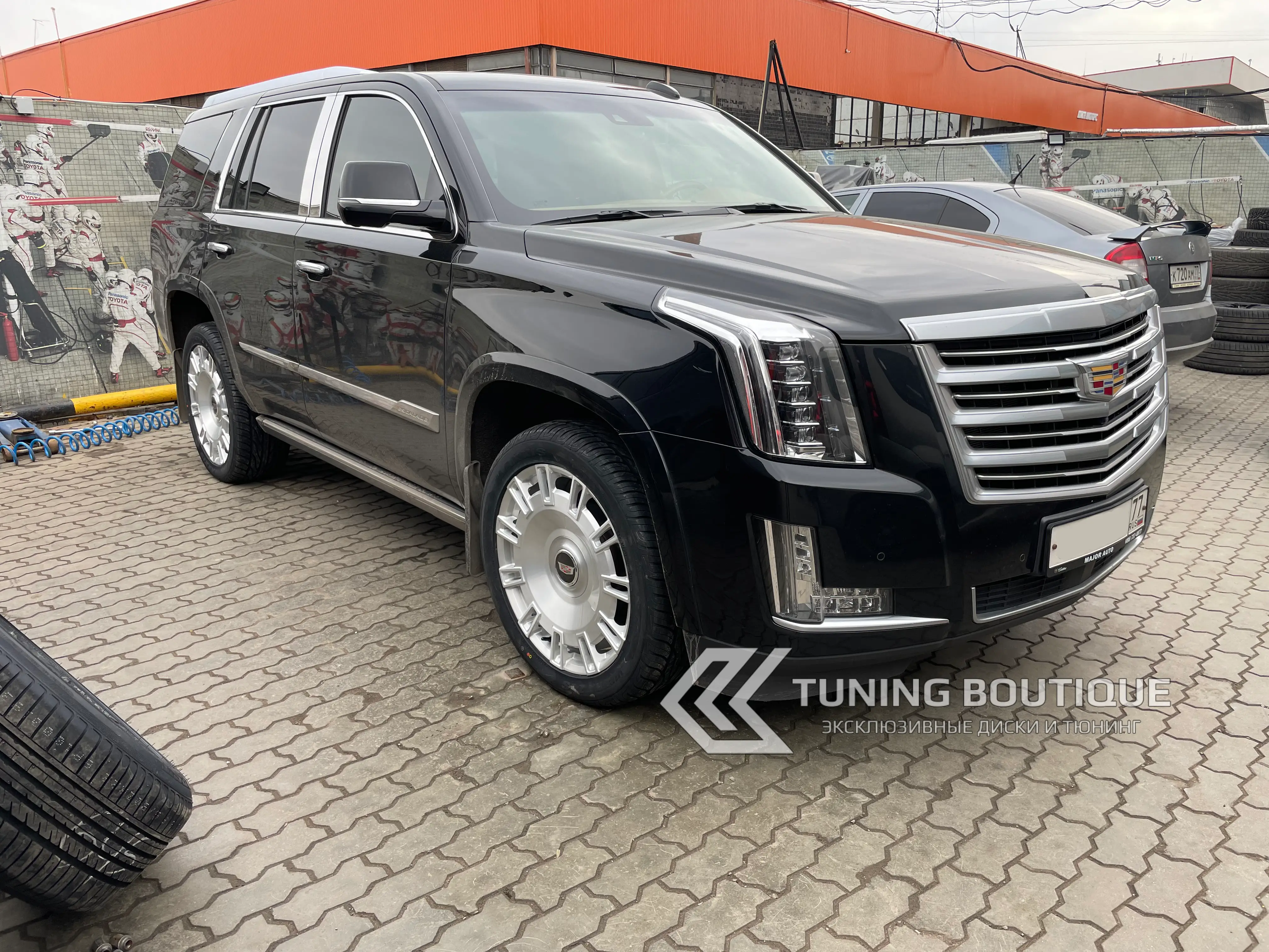 Cadillac Escalade на 22" кованых дисках в отделке Brushed нашего производства фото 2