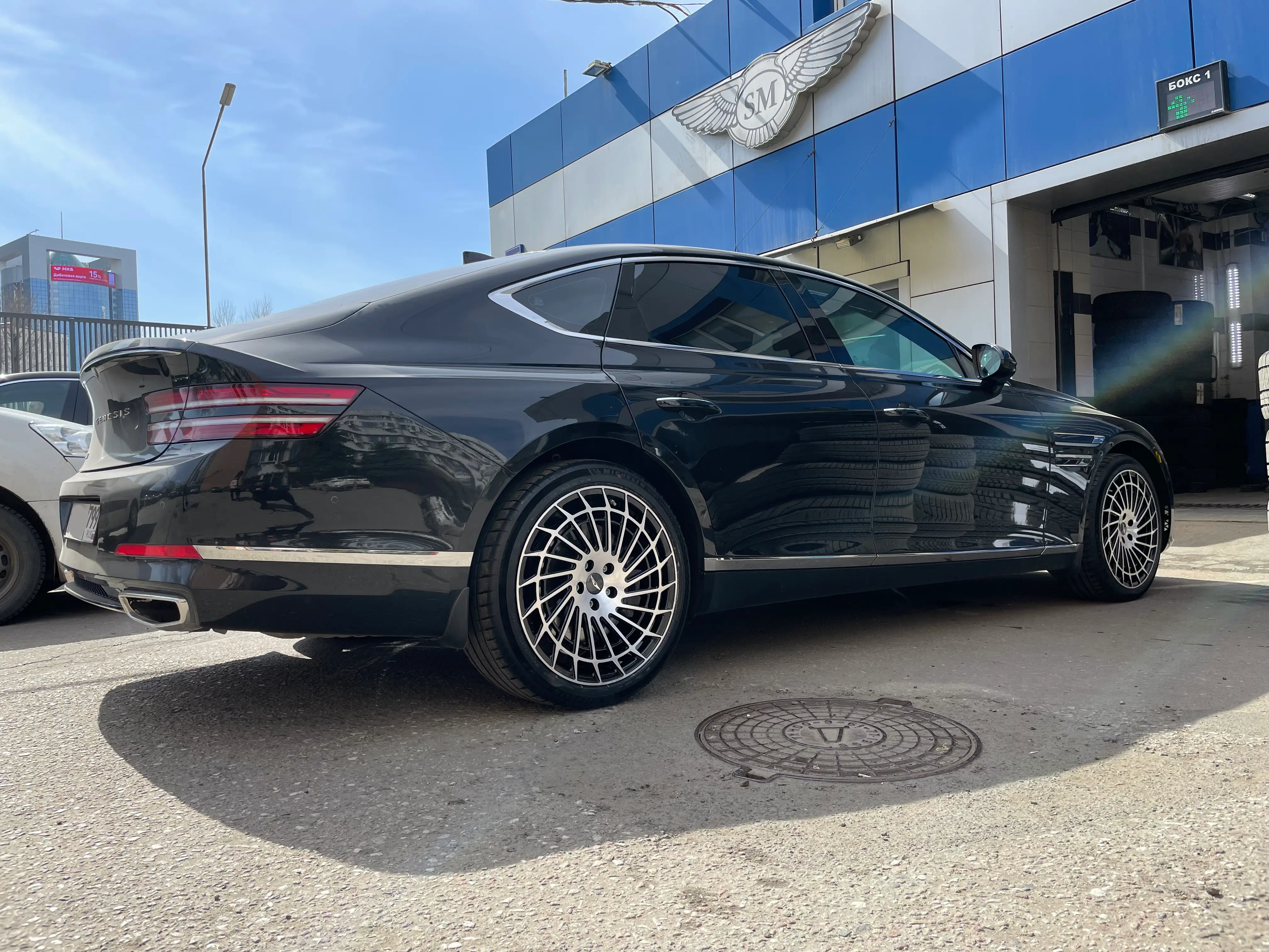 Genesis G80 на 20" кованых дисках нашего производства фото 1