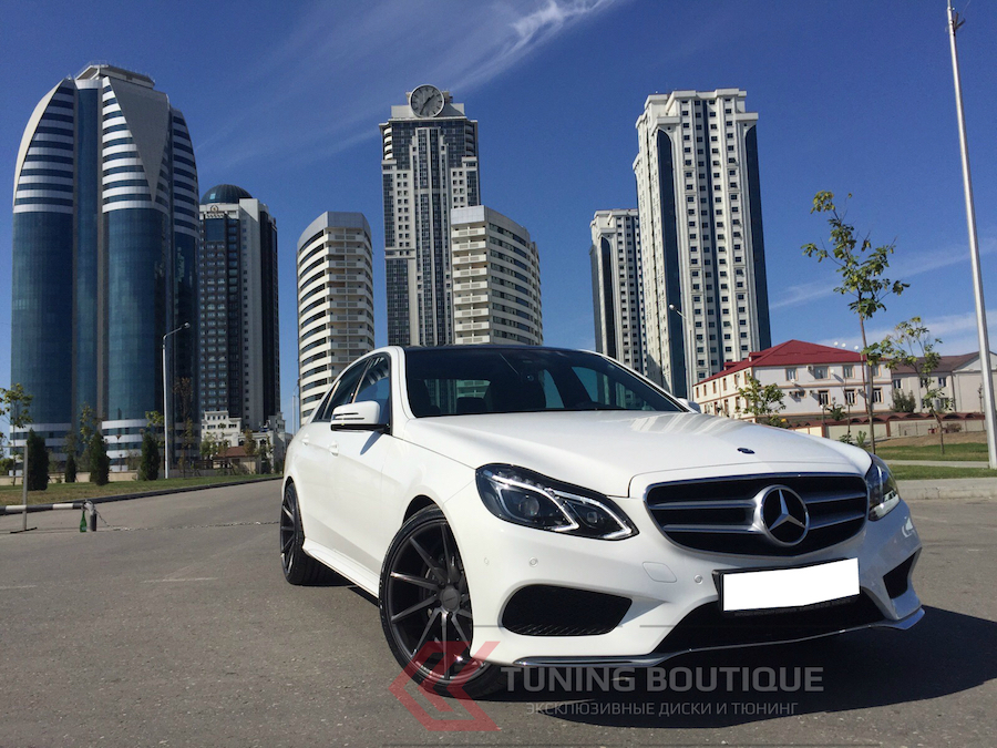 Mercedes E Class на 20" дисках Vossen CVT Gloss Graphite фото 1