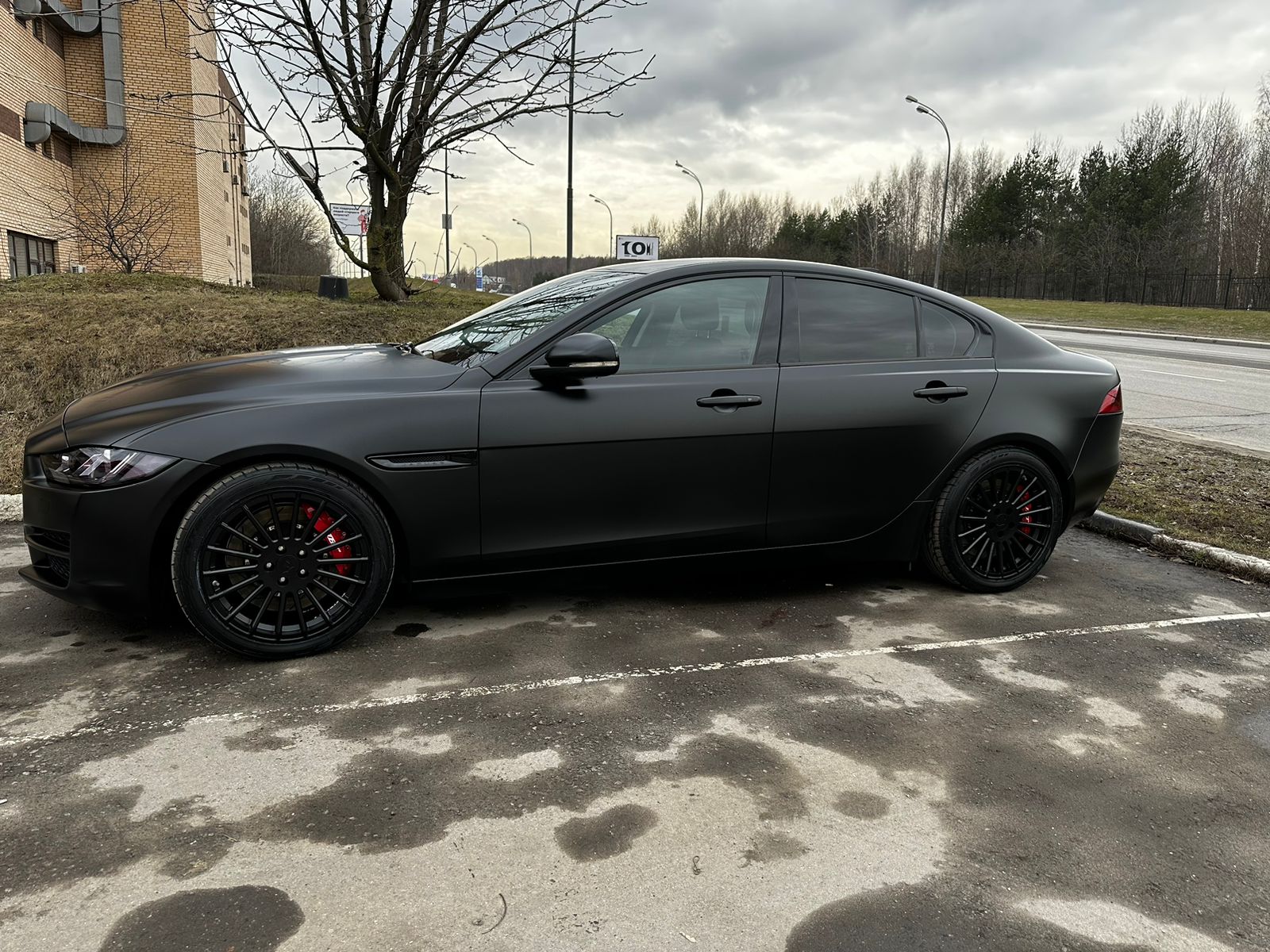 Jaguar XE на 18" кованых дисках нашего производства фото 1