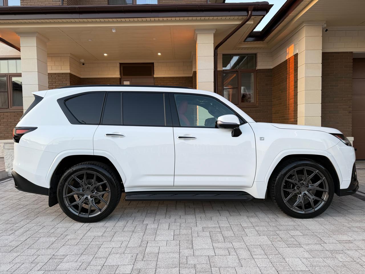 Lexus LX600 на 23" кованых дисках нашего производства фото 1
