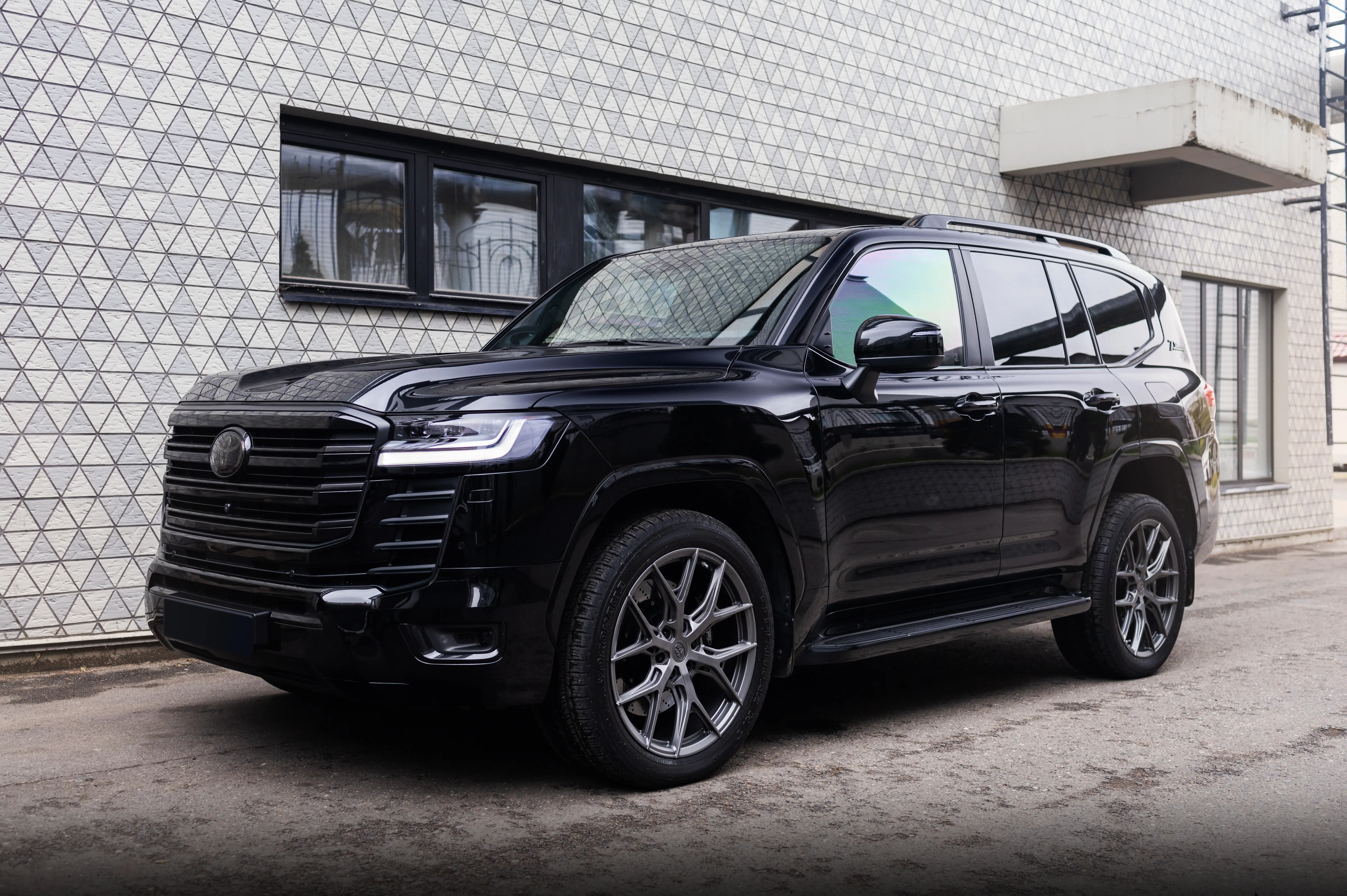 Toyota Land Cruiser 300 на 22" кованых дисках Advanced Forged