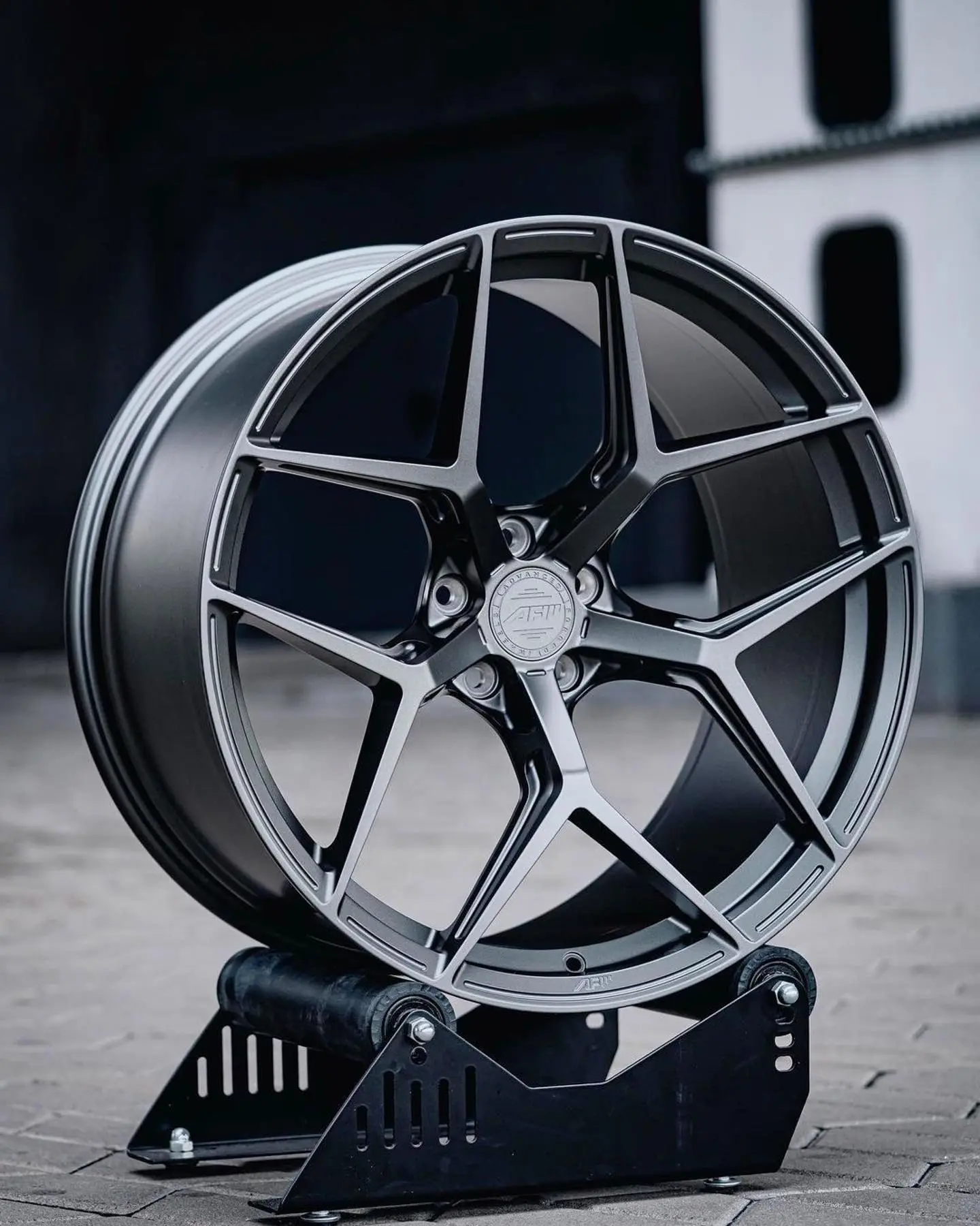 Готовый кованый диск с контрастной отделкой